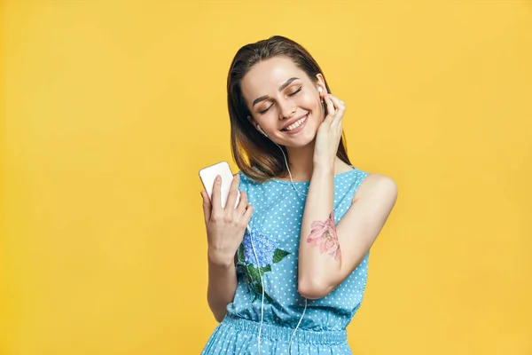 Mujer Feliz Sonriente Auriculares Escuchando Música Teléfono Móvil Con Los —  Fotos de Stock