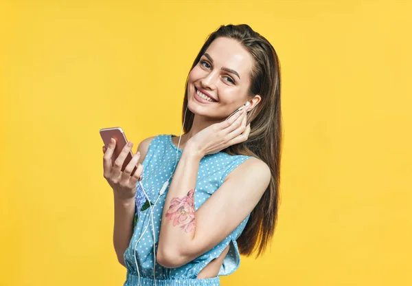 Hermosa Mujer Joven Auriculares Teléfono Inteligente Escuchar Música Sobre Fondo — Foto de Stock