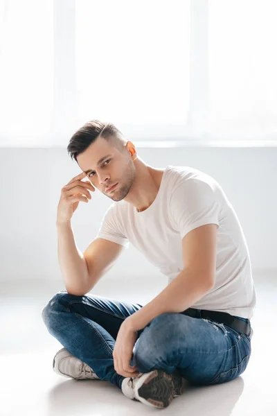 Retrato Homem Bonito Pensativo Sentado Chão Conceito Beleza Masculina — Fotografia de Stock