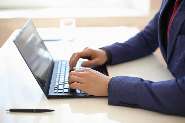 Деловой Человек Использует Ноутбук Мужские Руки Печатают Клавиатуре Ноутбука — стоковое фото