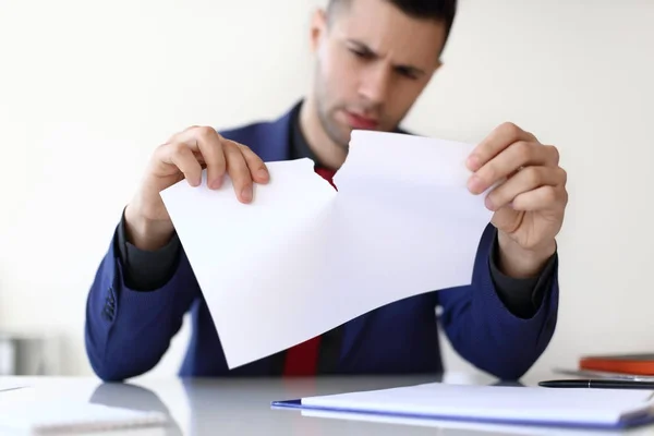 Homem Negócios Decepcionante Rasgando Uma Folha Papel Branco Conceito Falha — Fotografia de Stock