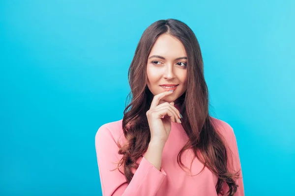 Portrett Omtenksom Smilende Kvinne Som Tar Haken Ser Sidelengs Blå – stockfoto