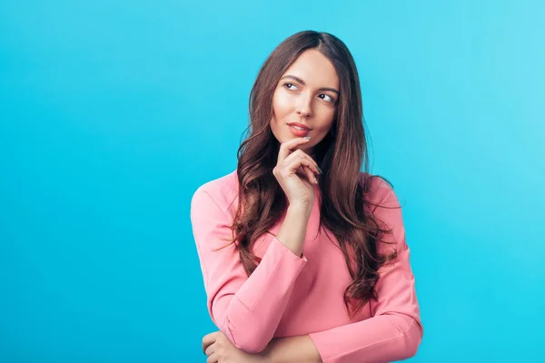 Retrato Mulher Maravilha Pensativo Olhando Para Lados Sobre Fundo Azul — Fotografia de Stock