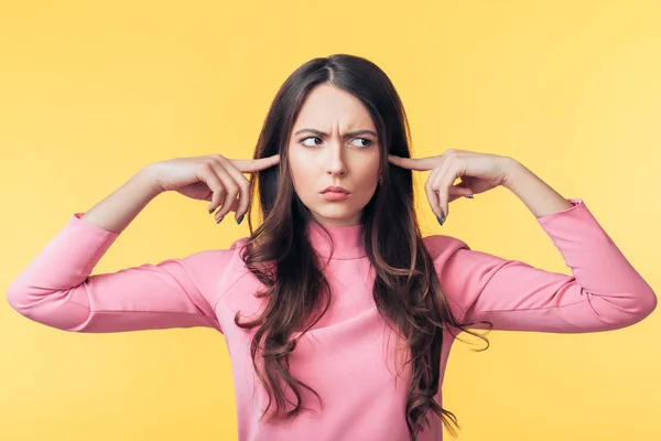 Mooie Beledigde Vrouw Die Haar Oren Met Vingers Gele Achtergrond — Stockfoto