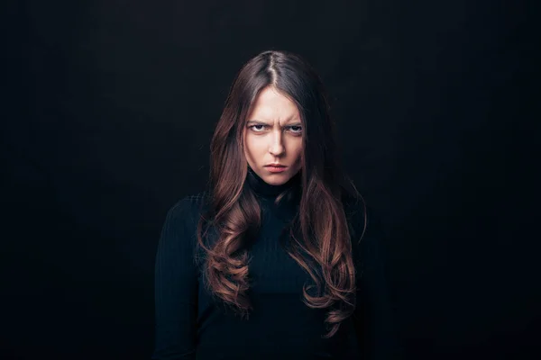 Retrato Mujer Enojada Mirando Cámara Sobre Fondo Negro —  Fotos de Stock