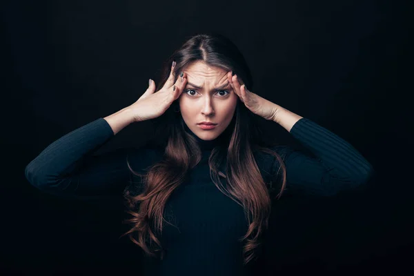 Desapontamento Estressado Mulher Tocando Cabeça Olhando Câmera Fundo Preto — Fotografia de Stock