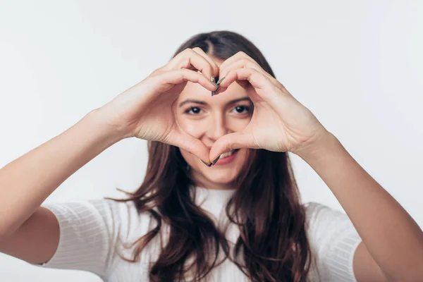 Mulher Feliz Bonita Fazendo Símbolos Forma Coração Com Mãos Sobre — Fotografia de Stock