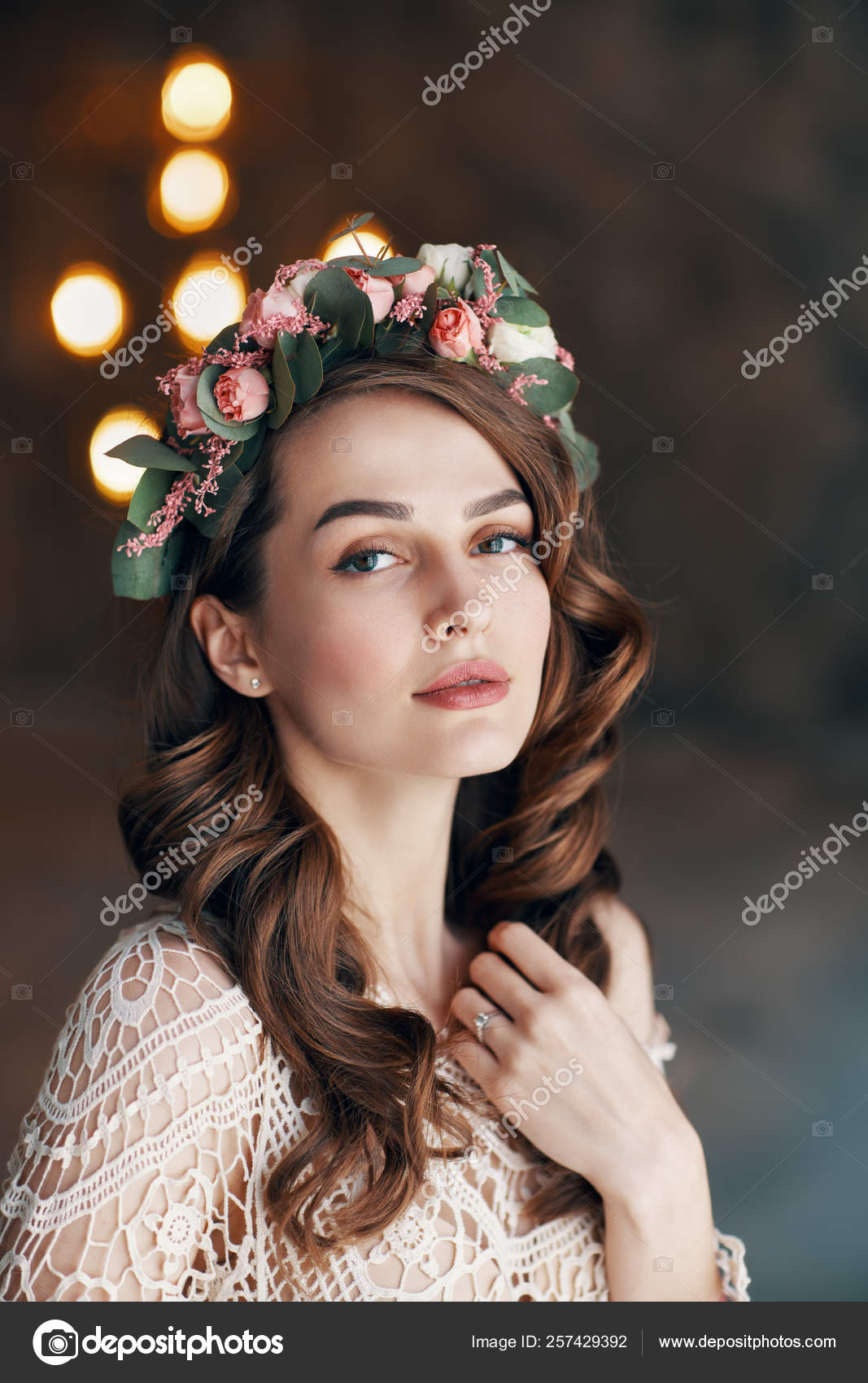 年轻女子的美人肖像头发上插着花圈时尚理念 图库照片 C Gladkov 年轻女子的美人肖像头发上插着花圈时尚理念 图库照片 C Gladkov