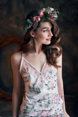 Saçında çiçek çelenk ile genç kadının güzellik portresi. Moda konsepti                               