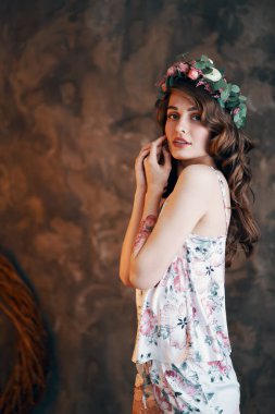Şehvetli güzel kadın saçında çiçek çelenk ile. Moda portresi                                                       
