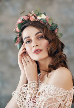 Şehvetli güzel kadın portresi saçlarıçiçek çelenk ile. Moda konsepti                                                                      