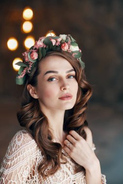 Saçında çiçek çelenk ile genç kadının güzellik portresi. Moda konsepti                               