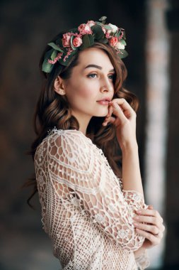 Saçında çiçek çelenk ile güzel şehvetli kadın portresi. Moda konsepti