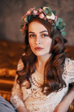 Saçında çiçek çelenk ile güzel kendinden emin kadın portre. Moda konsepti                               