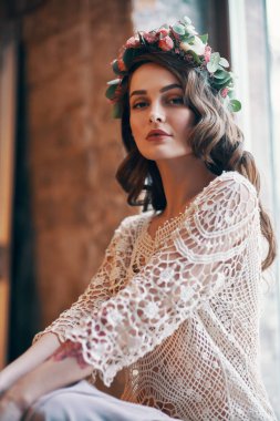 Saçında çiçek çelenk ile güzel kendinden emin kadın portre. Moda konsepti                               