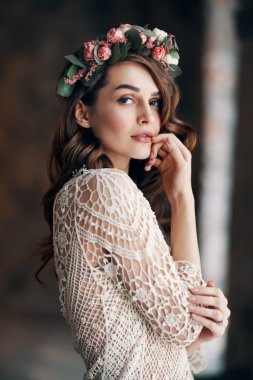 Saçında çiçek çelenk ile güzel şehvetli kadın portresi. Moda konsepti                            