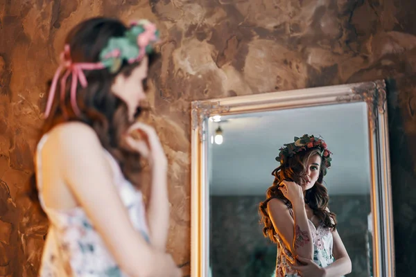 Schöne Junge Frau Die Ihr Spiegelbild Spiegel Betrachtet Mädchenkleidungskonzept — Stockfoto
