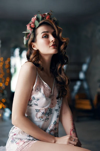 Piękny Pewny Siebie Portret Kobiety Wieniec Kwiatów Włosach Koncepcja Mody — Zdjęcie stockowe