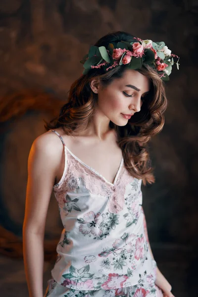Portrait Beauté Jeune Femme Avec Une Couronne Fleurs Dans Les — Photo