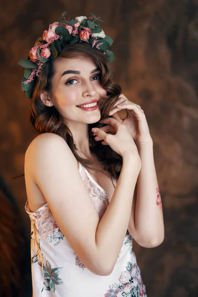 Şehvetli güzel kadın portresi saçlarıçiçek çelenk ile. Moda konsepti                                       