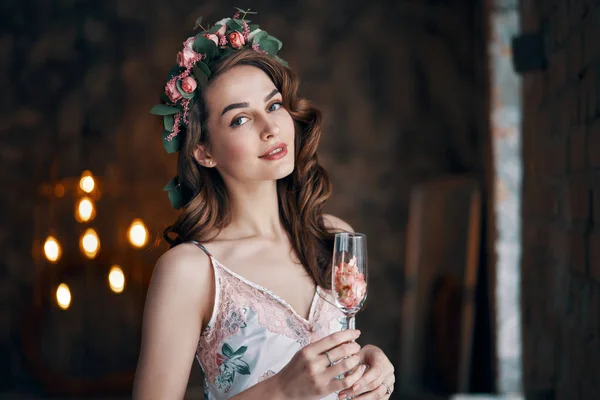 バラの花びらとワイングラスを持つ美しい女性 お祝いのコンセプト — ストック写真