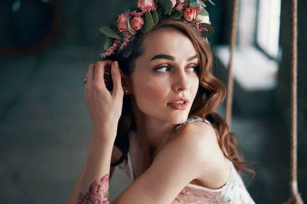 Retrato Mulher Bonita Sensual Com Coroa Flores Seu Cabelo Conceito — Fotografia de Stock