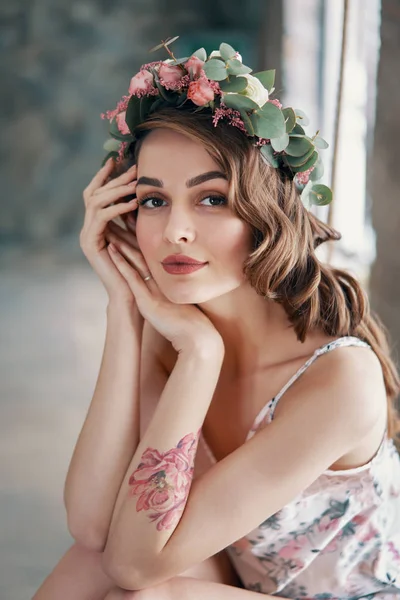 Beauty Portrait Young Woman Wreath Flowers Her Hair — Stock Photo, Image