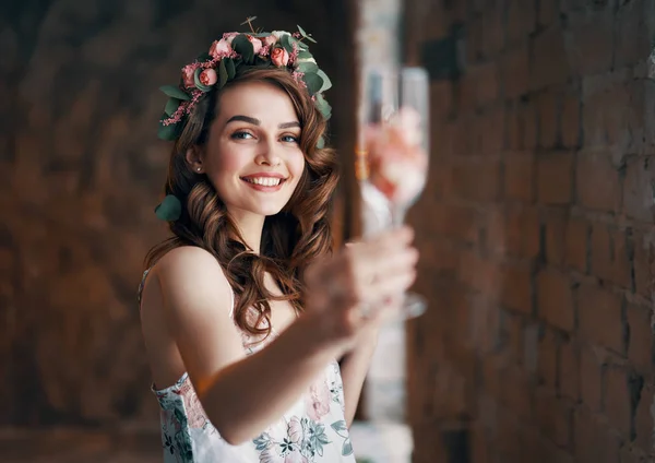 Feliz Hermosa Mujer Sosteniendo Vitoreos Copa Vino Para Usted Concepto —  Fotos de Stock