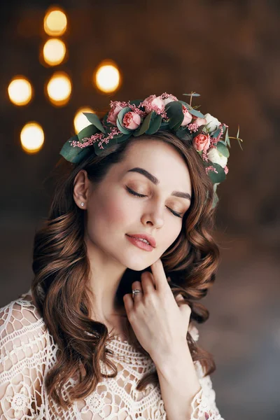 Young Sensual Beautiful Woman Wreath Flowers Her Hair Dreaming Close — ストック写真