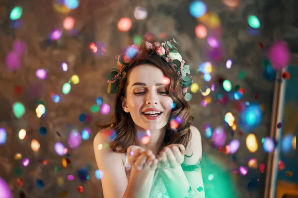 Jonge Mooie Vrouwen Die Confetti Uit Handen Blazen Feest Evenementenconcept — Stockfoto