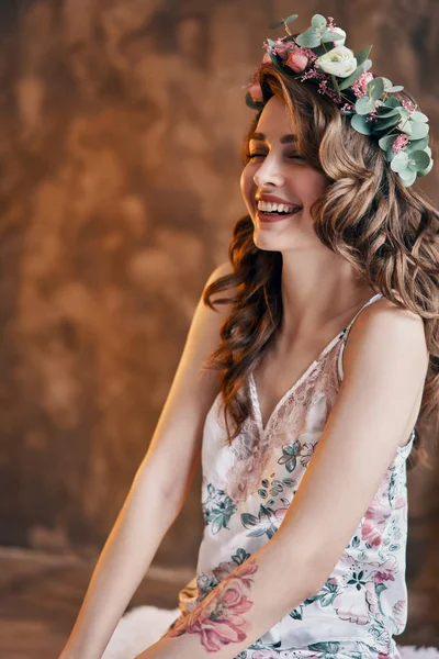 Feliz Retrato Mujer Hermosa Con Corona Flores Pelo Concepto Descuidado —  Fotos de Stock