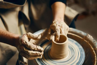 Çömlekçi bir çömlekçi tekerleği üzerinde kilden seramik çömlek modelleme. Atölye, sanat konsepti