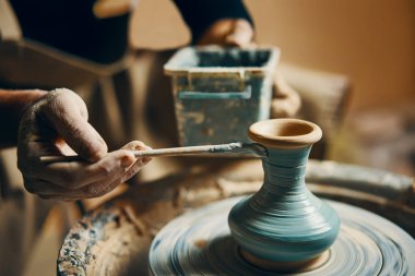 Seramik atölyesinde el yapımı çanak çömlek boyama adam. Sanat kavramı
