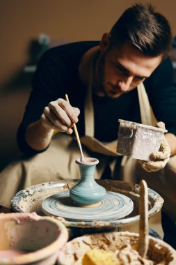Seramik atölyesinde el yapımı çanak çömlek boyama adam. Sanat kavramı
