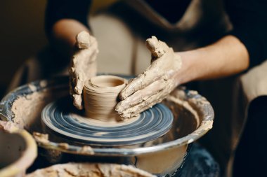 Çömlek atölyesinde çömlekçi tekerleğinde kil modellemesi. Sanat kavramı