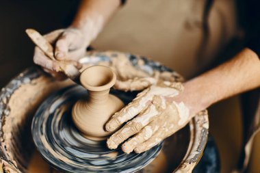 Çömlekçi bir çömlekçi tekerleği üzerinde kilden seramik çömlek modelleme. Atölye, sanat konsepti