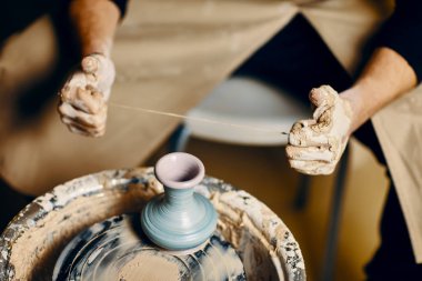 Seramik atölyesinde el yapımı çanak çömlek boyama adam. Sanat kavramı