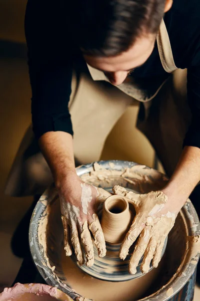 Człowiek Garncarz Pracujący Kole Garncarzy Robią Ceramiczną Doniczkę Gliny Warsztacie — Zdjęcie stockowe