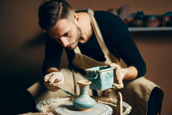 Hombre Pintando Cerámica Artesanal Taller Cerámica Concepto Artístico — Foto de Stock