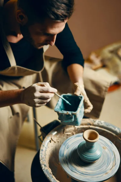 Człowiek Malarstwo Ręcznie Ceramiki Warsztacie Ceramicznym Koncepcja Sztuki — Zdjęcie stockowe