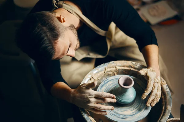 Garncarskie Modelowanie Garnka Ceramicznego Gliny Kole Garncarskim Warsztat Koncepcja Sztuki — Zdjęcie stockowe