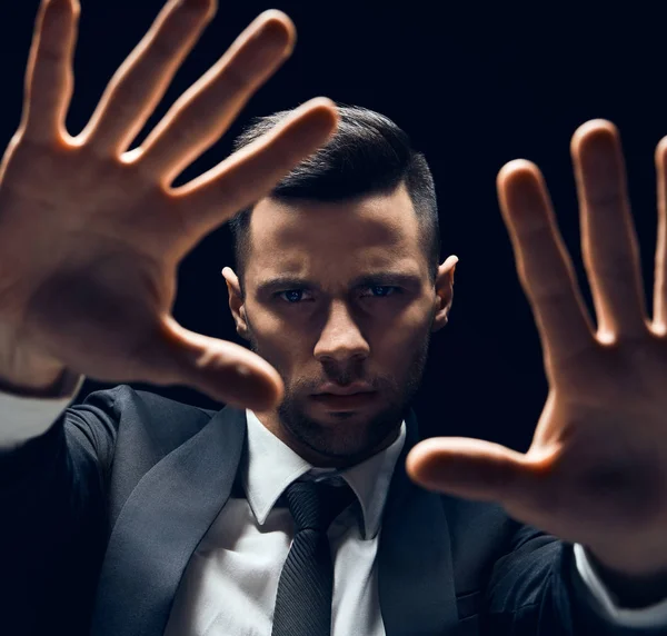 Hombre Guapo Traje Mostrando Señal Stop Aislado Sobre Fondo Oscuro —  Fotos de Stock