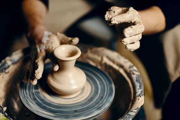 Człowiek Garncarz Pracujący Kole Garncarzy Robią Ceramiczną Doniczkę Gliny Warsztacie — Zdjęcie stockowe