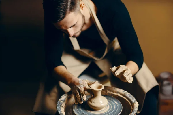 Potier Homme Travaillant Sur Roue Potiers Faisant Pot Céramique Partir — Photo