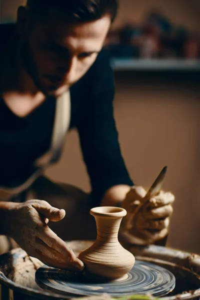 Człowiek Garncarz Pracujący Kole Garncarzy Robią Ceramiczną Doniczkę Gliny Warsztacie — Zdjęcie stockowe