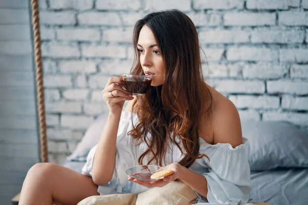 Ung Vacker Kvinna Dricker Varmt Kaffe Sittandes Sängen Och Njuter — Stockfoto