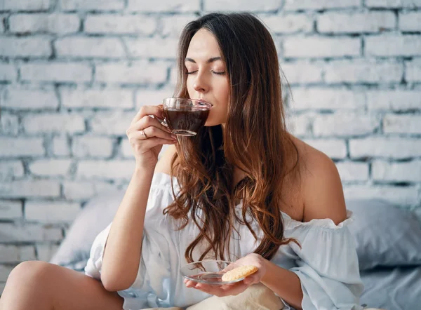 Joven Hermosa Mujer Bebiendo Café Caliente Sentada Cama Disfrutando Buen —  Fotos de Stock