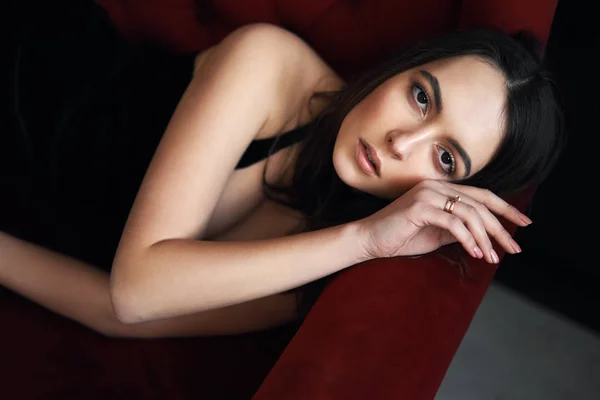 Joven Hermosa Mujer Retrato Posando Sofá Rojo Concepto Belleza Femenina —  Fotos de Stock