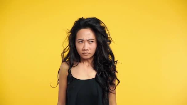 Азиатская Эмоциональная Сердитая Женщина Кричит Поднятыми Руками Жёлтом Фоне Отрицательные — стоковое видео