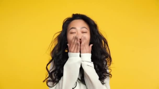 Sarı Arka Planda Sana Öpücük Gönderen Flört Eden Güzel Bir — Stok video